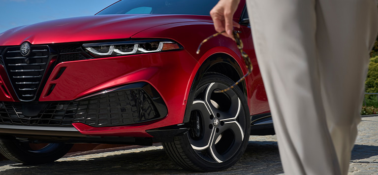 Rueda delantera y neumático de un Alfa Romeo Tonale Sport Speciale 2026 rojo.