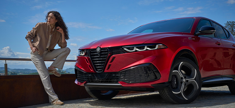Vista frontal de un Alfa Romeo Tonale Sport Speciale 2026 rojo.