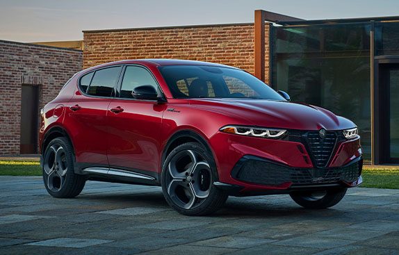 Vista frontal lateral del lado del pasajero de un Alfa Romeo Tonale Sport Speciale 2026 rojo.