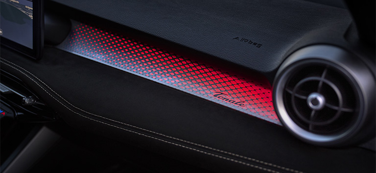 Iluminación ambiental roja que recorre el tablero de un Alfa Romeo Tonale Sport Speciale 2026.